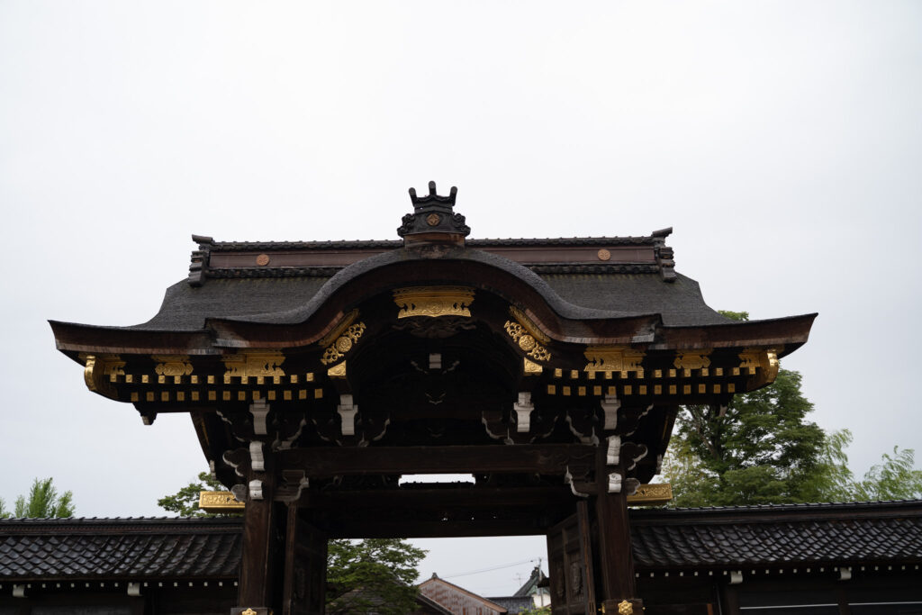 雨の日の勝興寺唐門