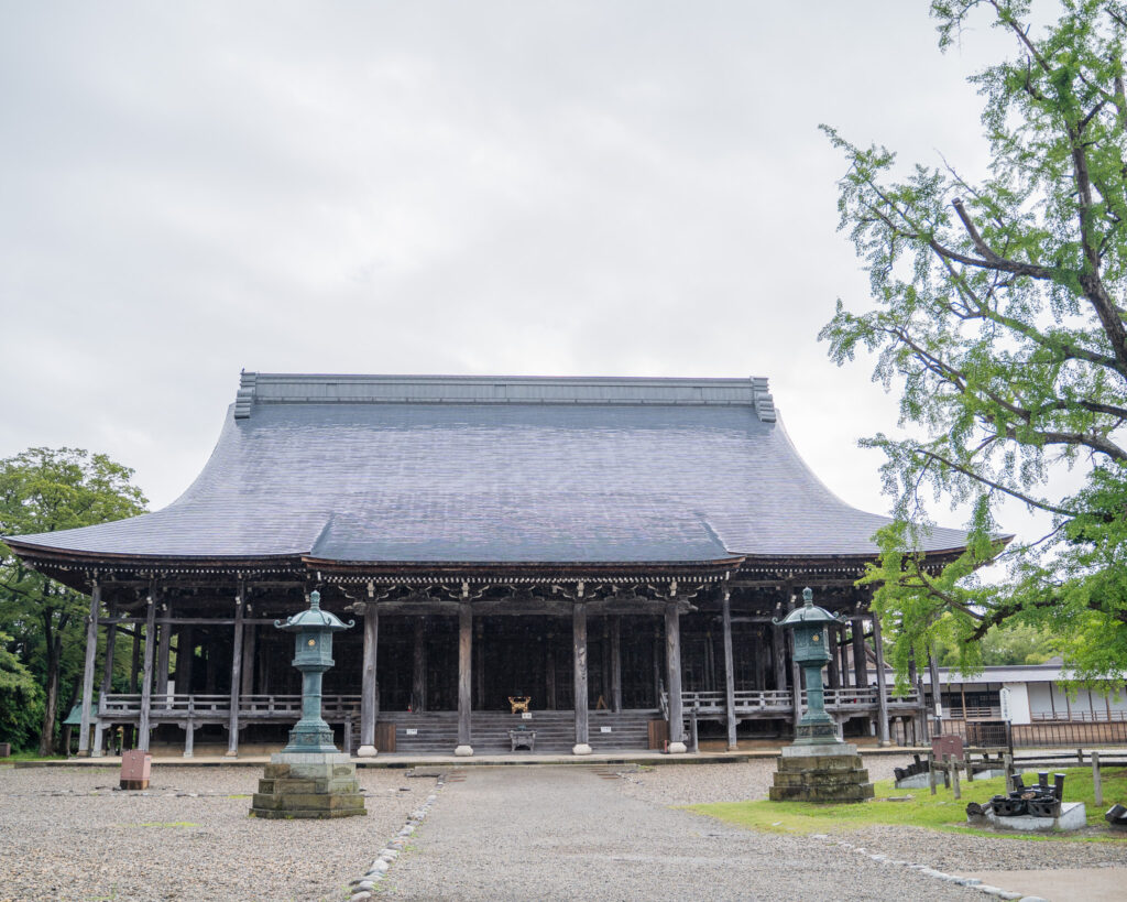 雨の日の勝興寺本堂